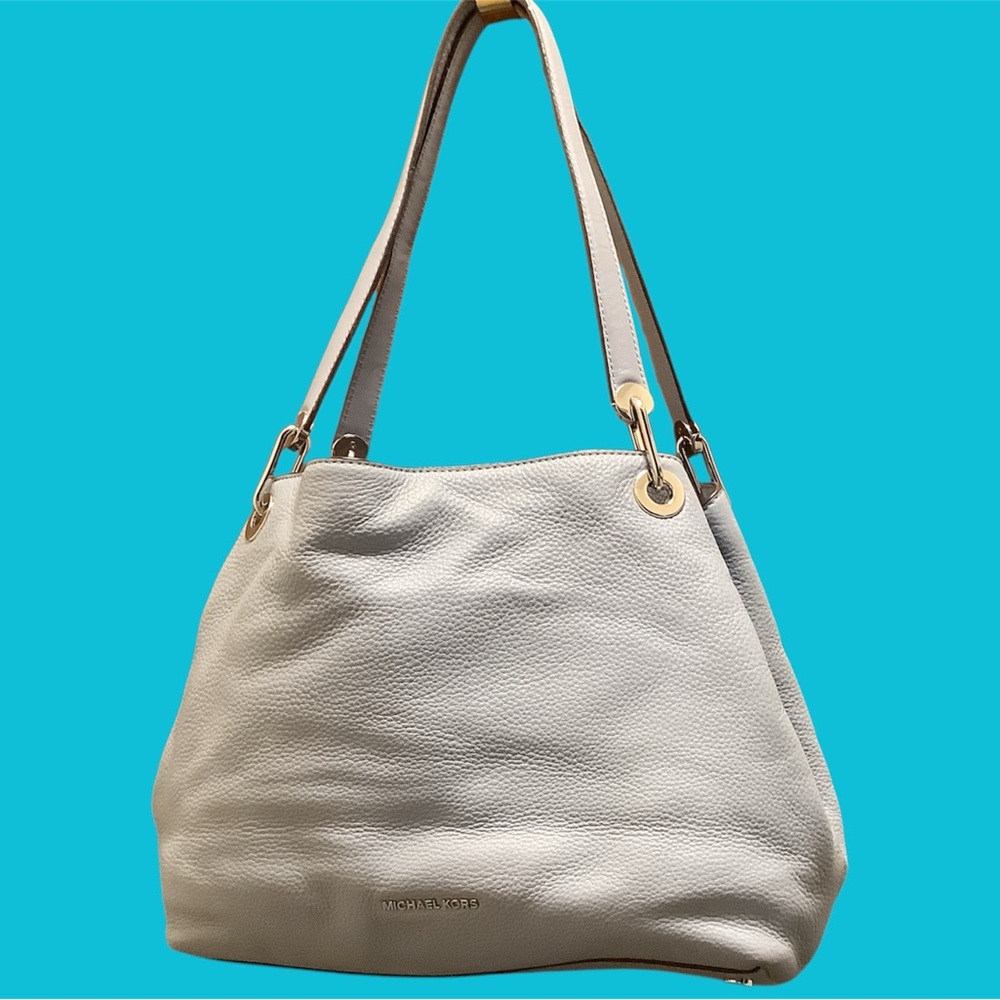 Michael Kors Light Blue Leather Shoulder Bag.
Has 3 sections for lots of storage - Picture 5 of 10